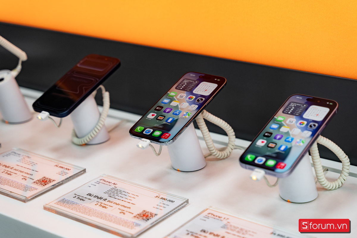 CellphoneS mở bán dòng iPhone 17 với khung cảnh nhộn nhịp