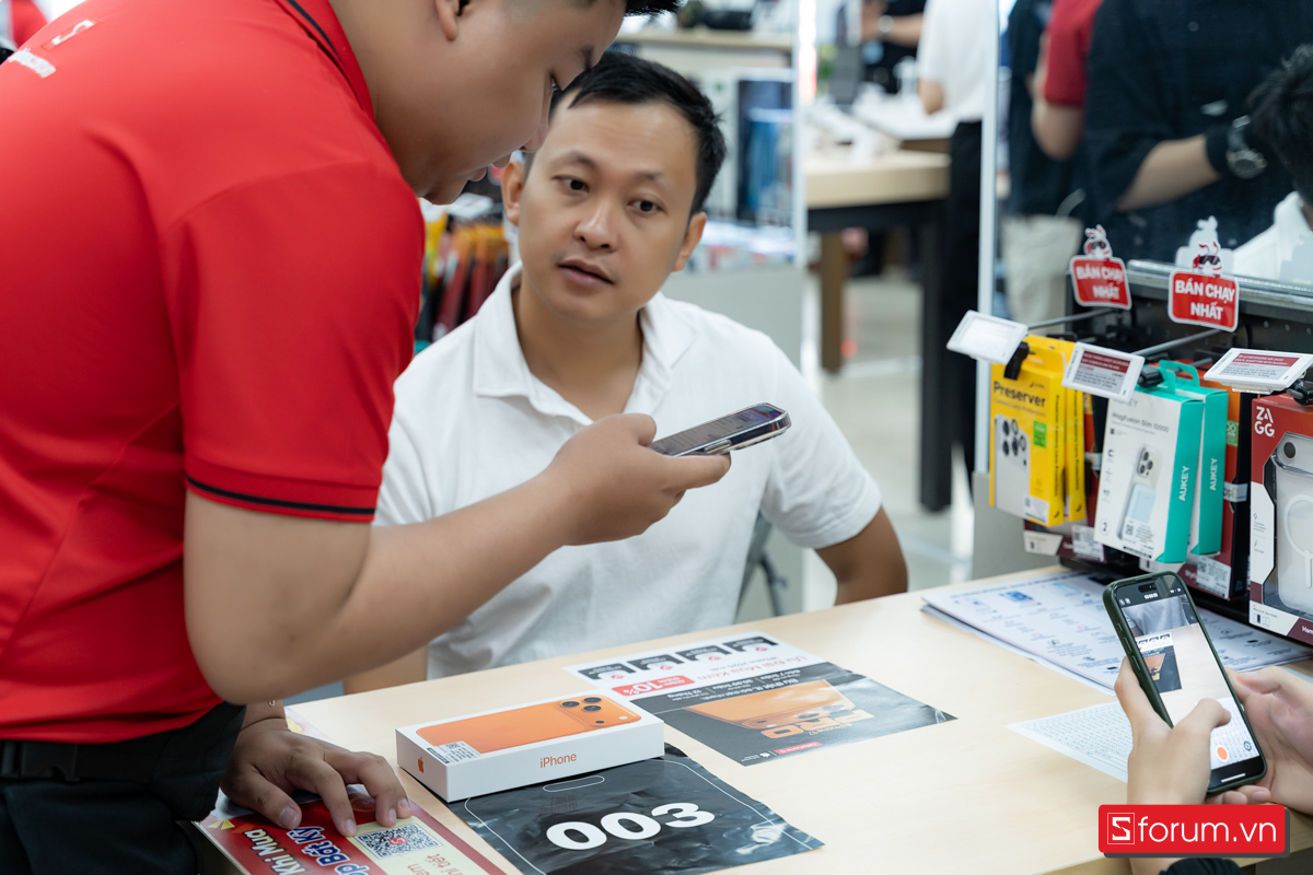 CellphoneS mở bán dòng iPhone 17 với khung cảnh nhộn nhịp