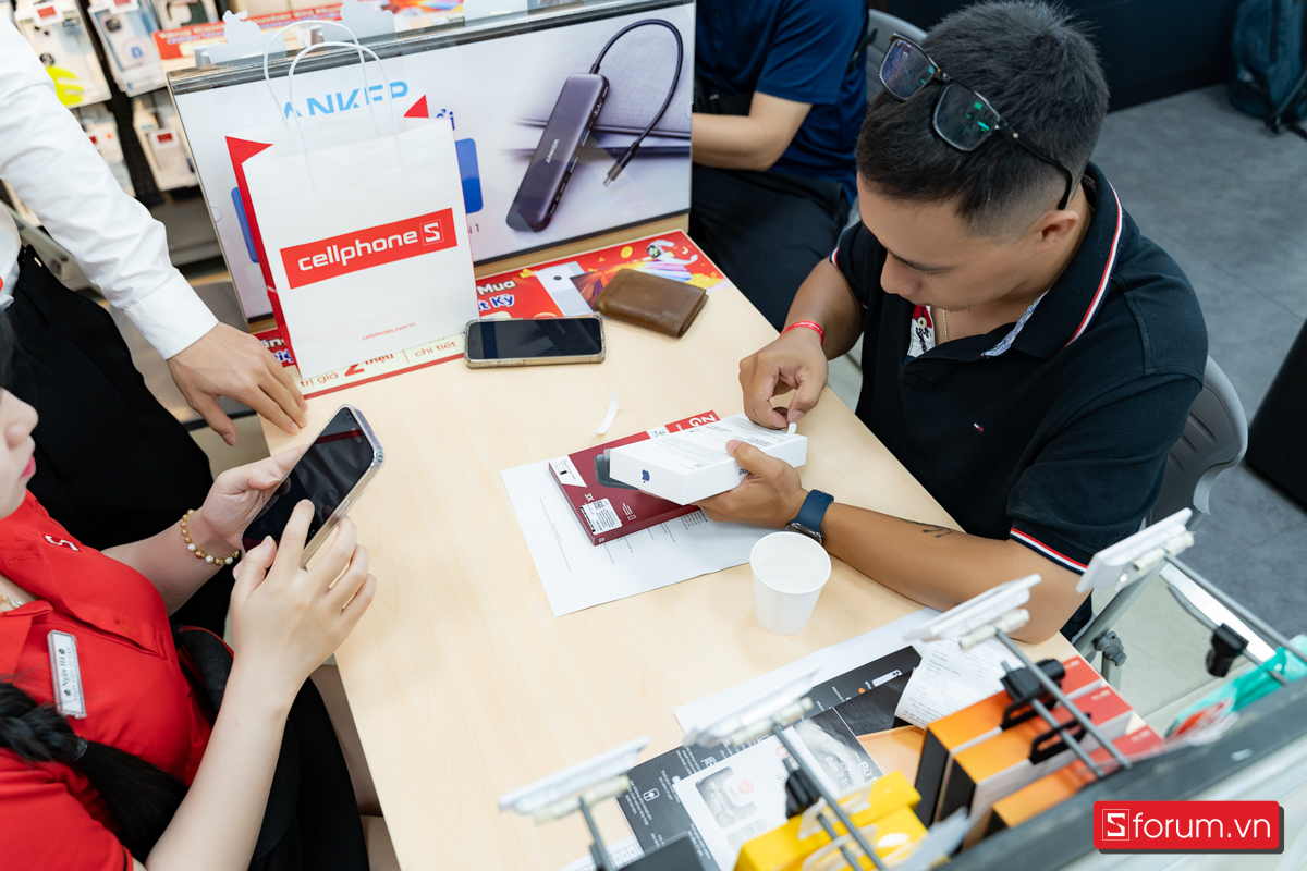 CellphoneS mở bán dòng iPhone 17 với khung cảnh nhộn nhịp