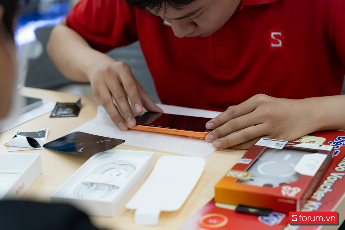 CellphoneS mở bán dòng iPhone 17 với khung cảnh nhộn nhịp