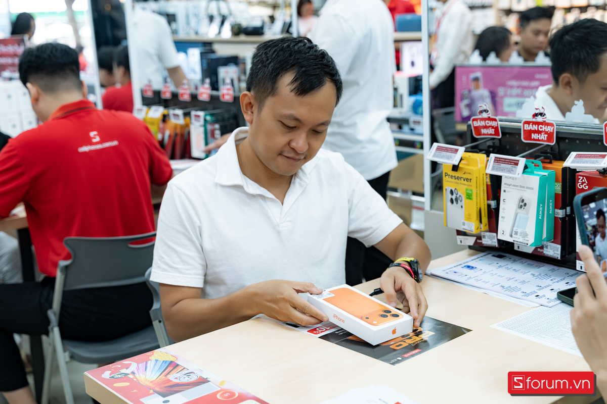 CellphoneS mở bán dòng iPhone 17 với khung cảnh nhộn nhịp