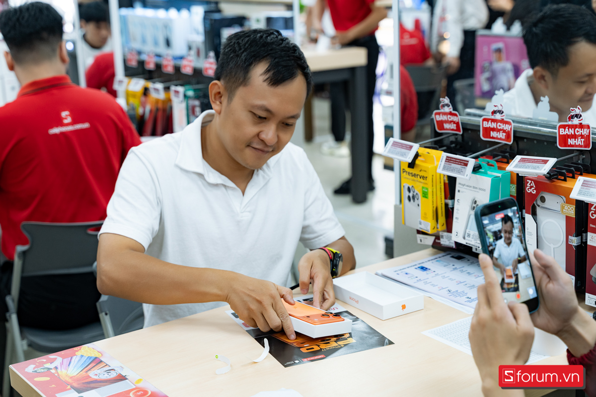 CellphoneS mở bán dòng iPhone 17 với khung cảnh nhộn nhịp
