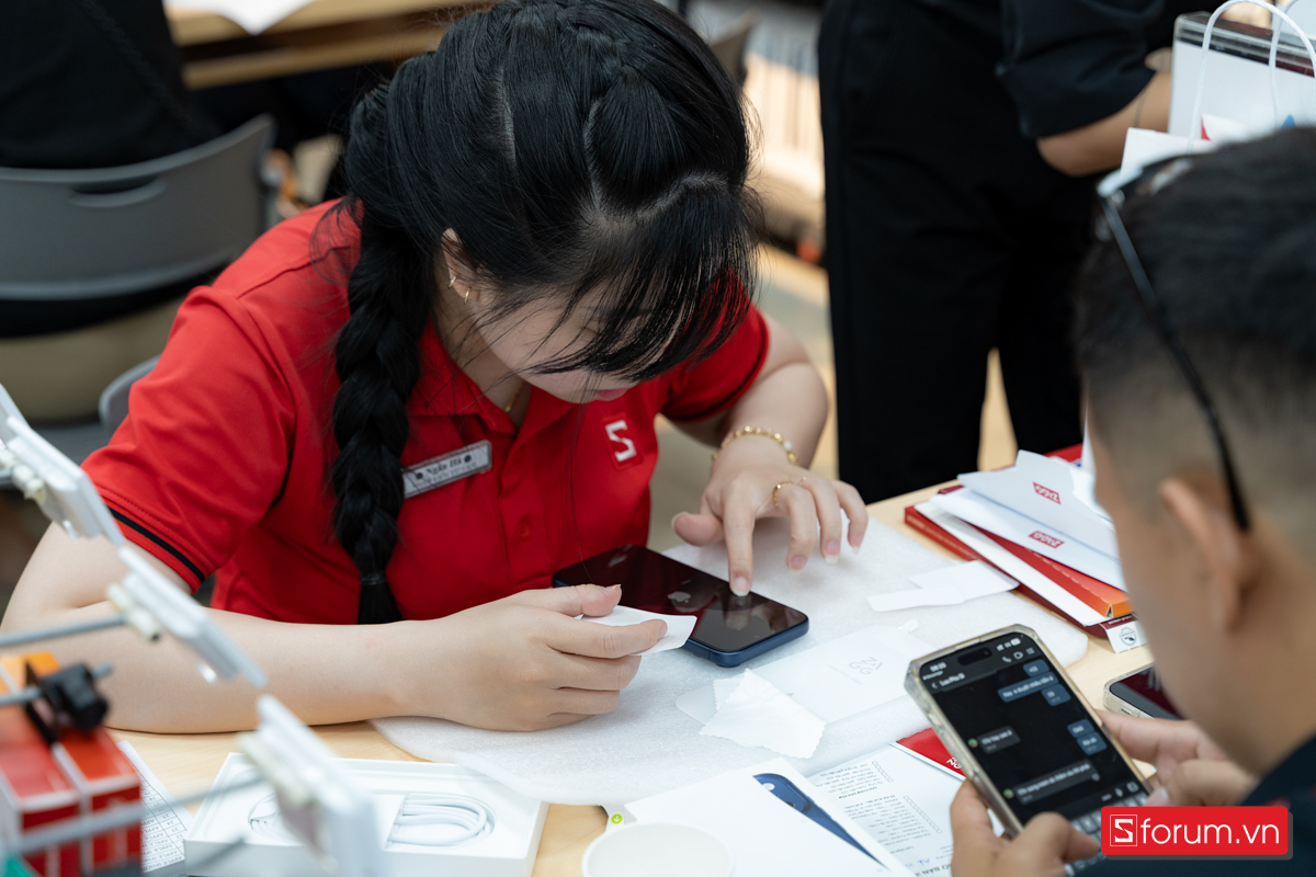 CellphoneS mở bán dòng iPhone 17 với khung cảnh nhộn nhịp