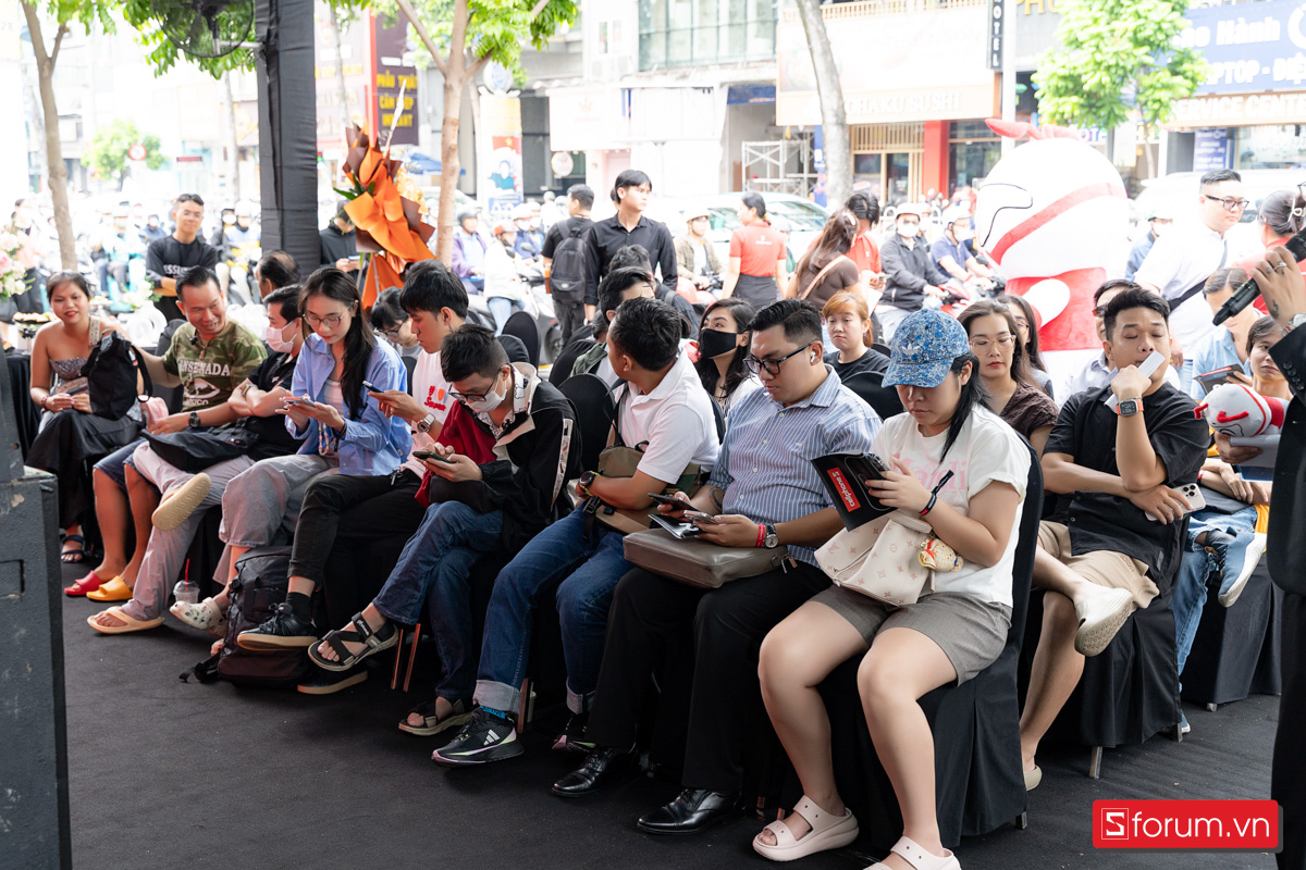 CellphoneS mở bán dòng iPhone 17 với khung cảnh nhộn nhịp