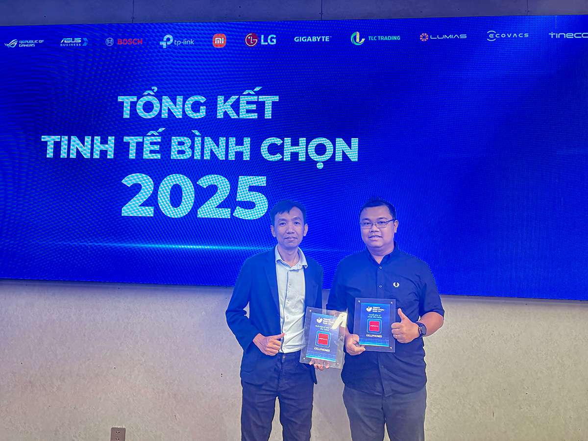 Đại diện CellphoneS nhận kỷ niệm chương từ Tinh Tế Bình Chọn 2025