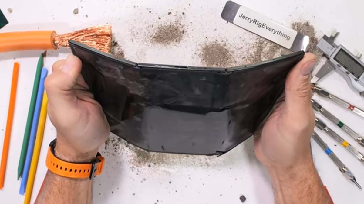 JerryRigEverything tra tấn Galaxy Z TriFold: Bản lề kép ấn tượng, thân máy vẫn khá mong manh