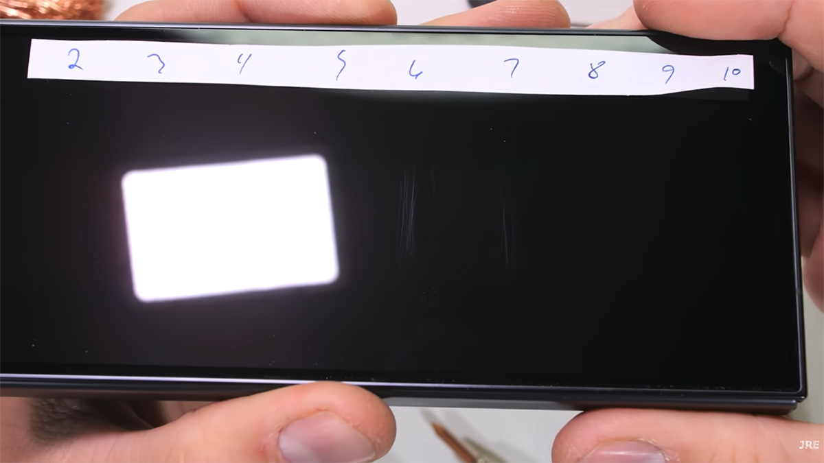 Độ bền màn hình ngoài của Galaxy Z TriFold khá ấn tượng