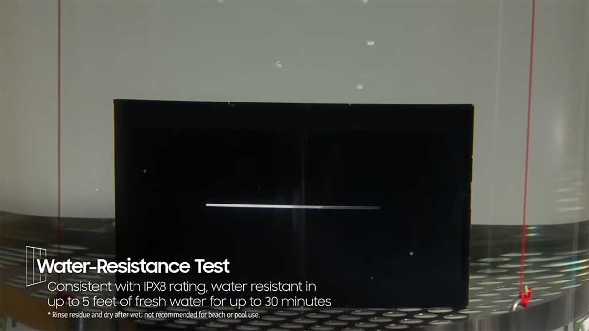 Điện thoại gập ba của Samsung có khả năng kháng nước ấn tượng