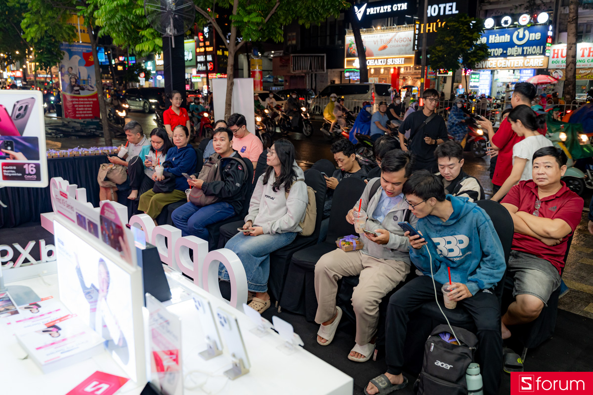 Nhiều khách hàng đến nhận các siêu phẩm mới của OPPO