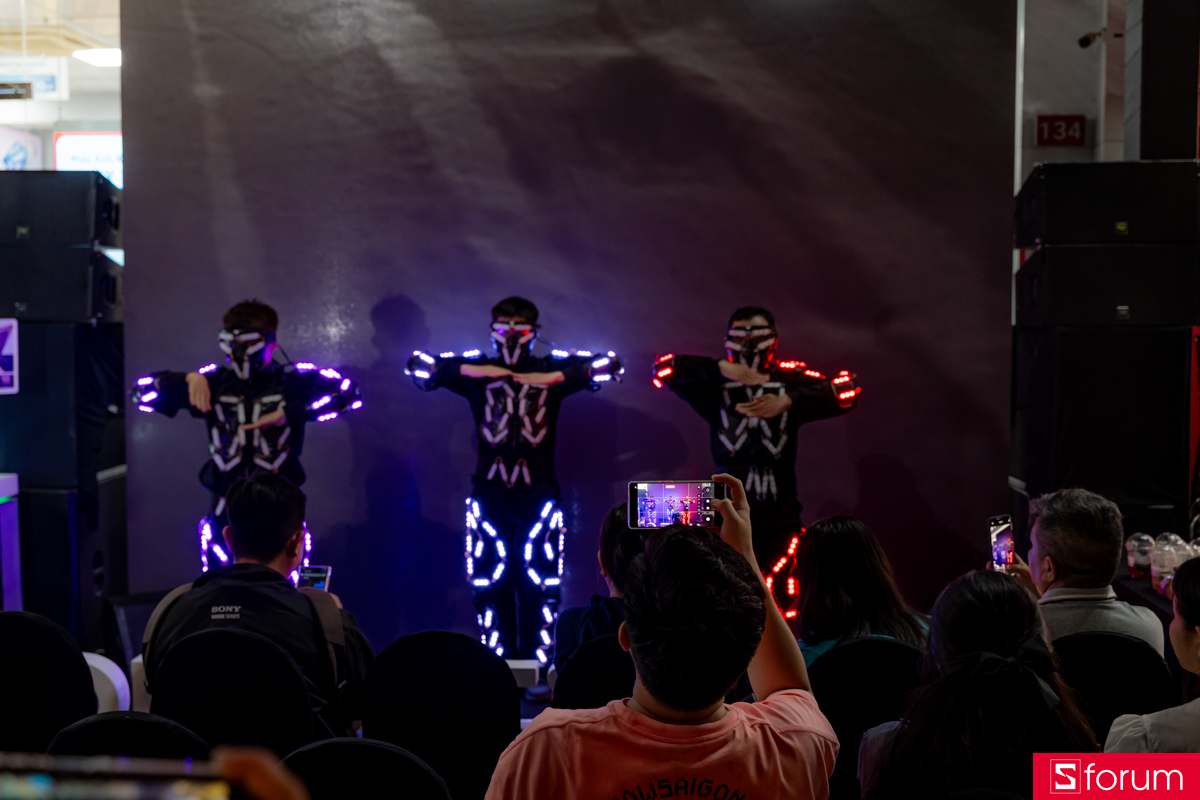 Màn trình diễn Led Dance đầy ấn tượng của vũ đoàn