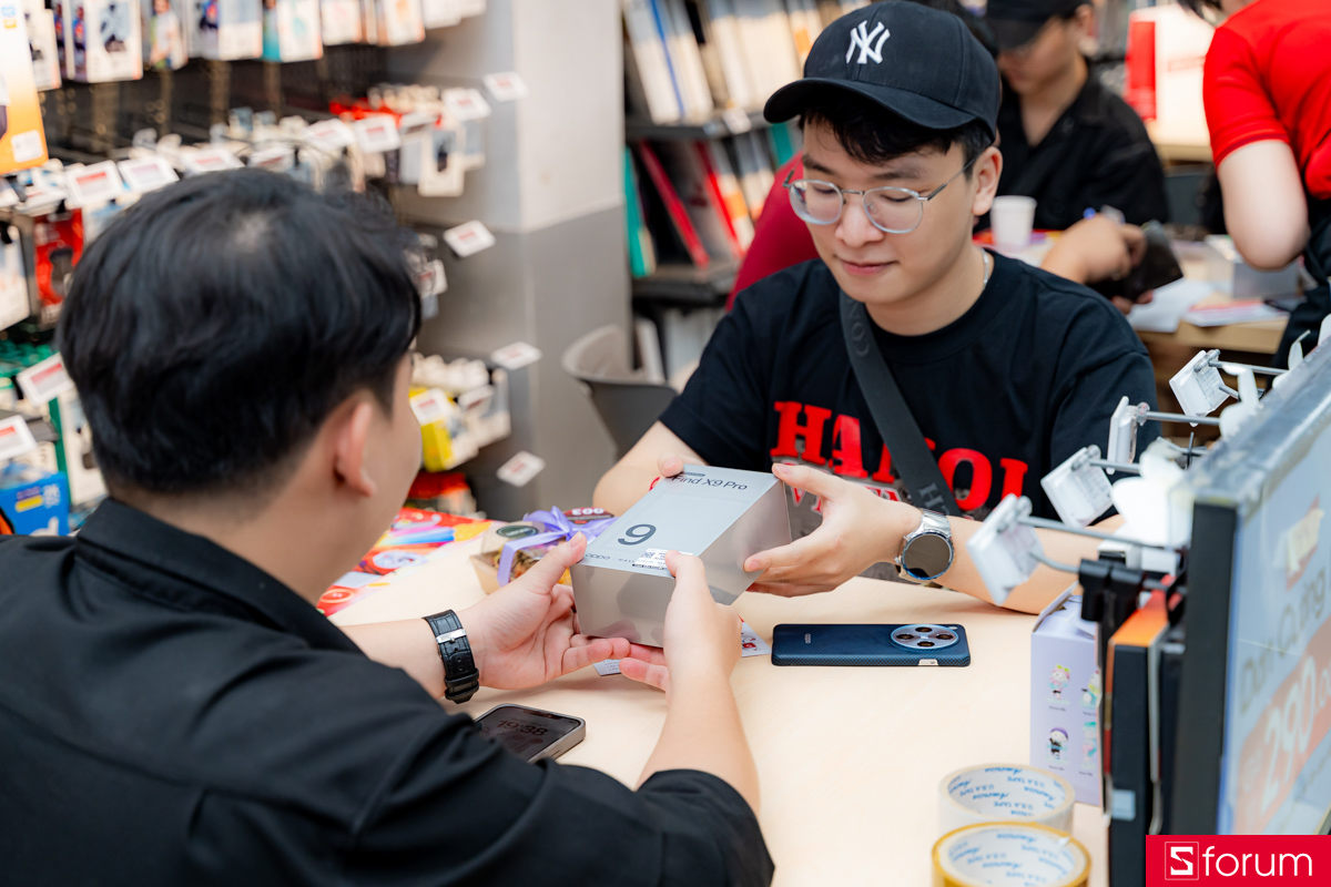 Khách hàng tận trải bóc seal các siêu phẩm mới của OPPO