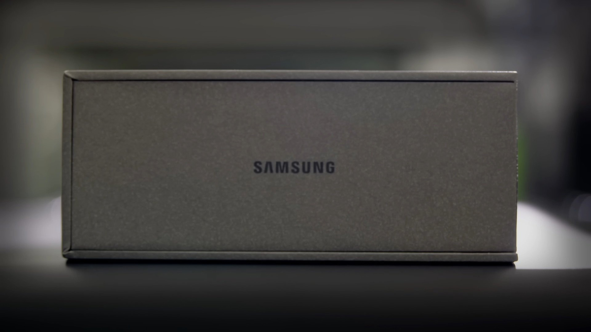 Hộp đựng Galaxy Z TriFold có kích thước khá lớn