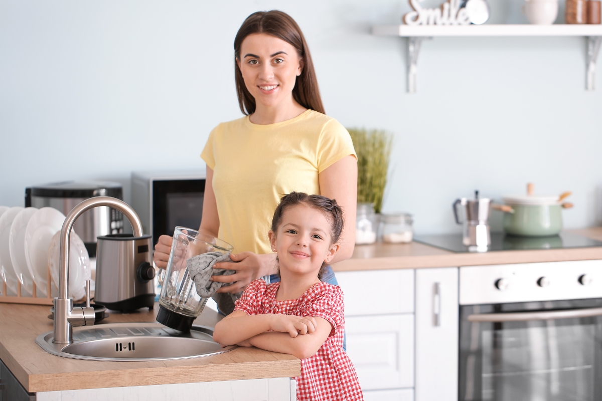 Dùng khăn khô sạch lau lại máy xay cho ráo nước
