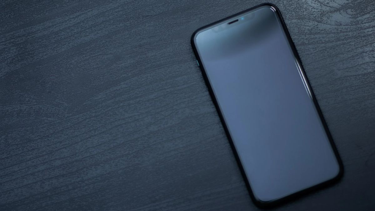 Nguyên nhân iPhone vẫn chạy nhưng không lên màn hình
