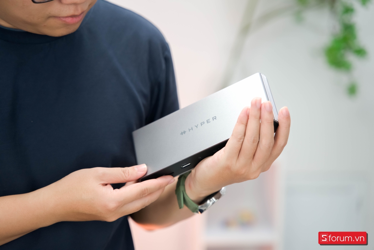 Chiếc hub hơi nặng khi cầm trên tay