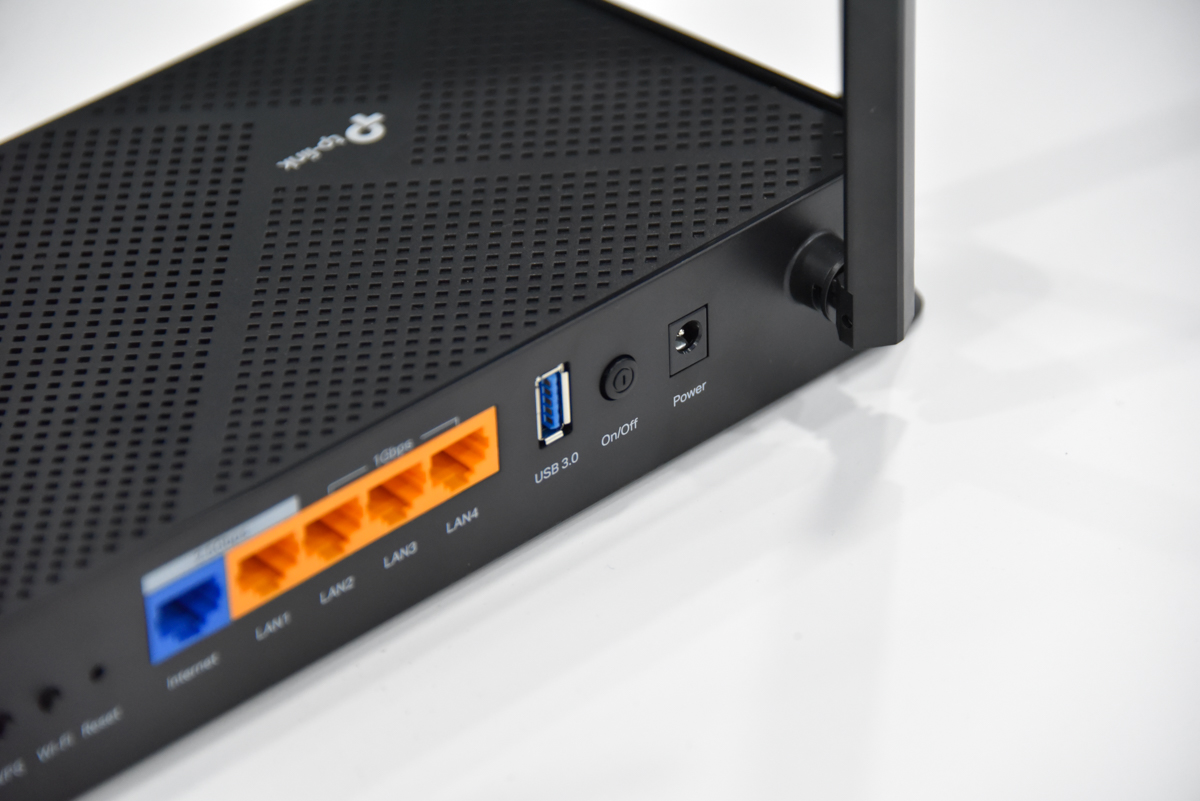 Router của nhà TP Link sở hữu nhiều cổng kết nối bên trong