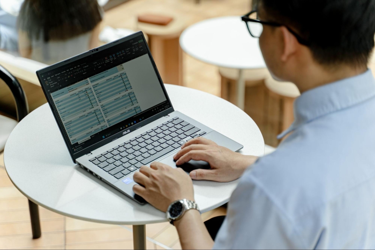 Làm việc trọn vẹn cả ngày với laptop văn phòng hiện nay