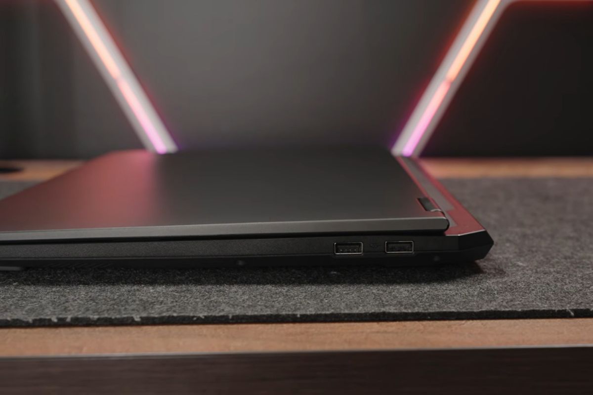 Cạnh phải TUF Gaming A16
