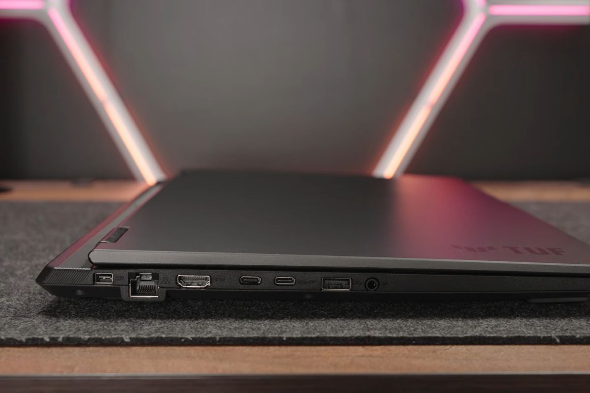 Cạnh trái TUF Gaming A16