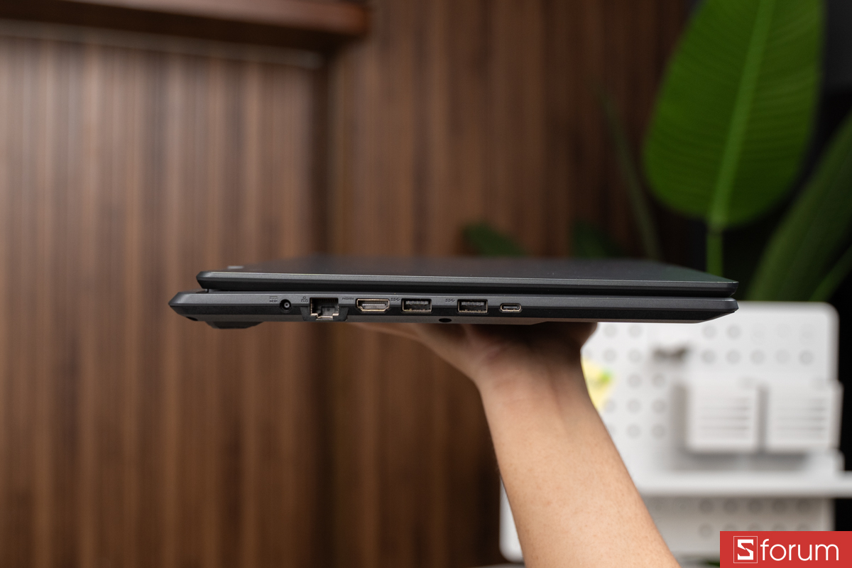 Cạnh trái Gigabyte Eagle 