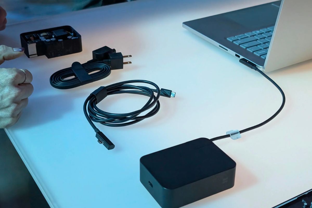 Cổng sạc Magnetic Connect trên Surface Laptop Ultra