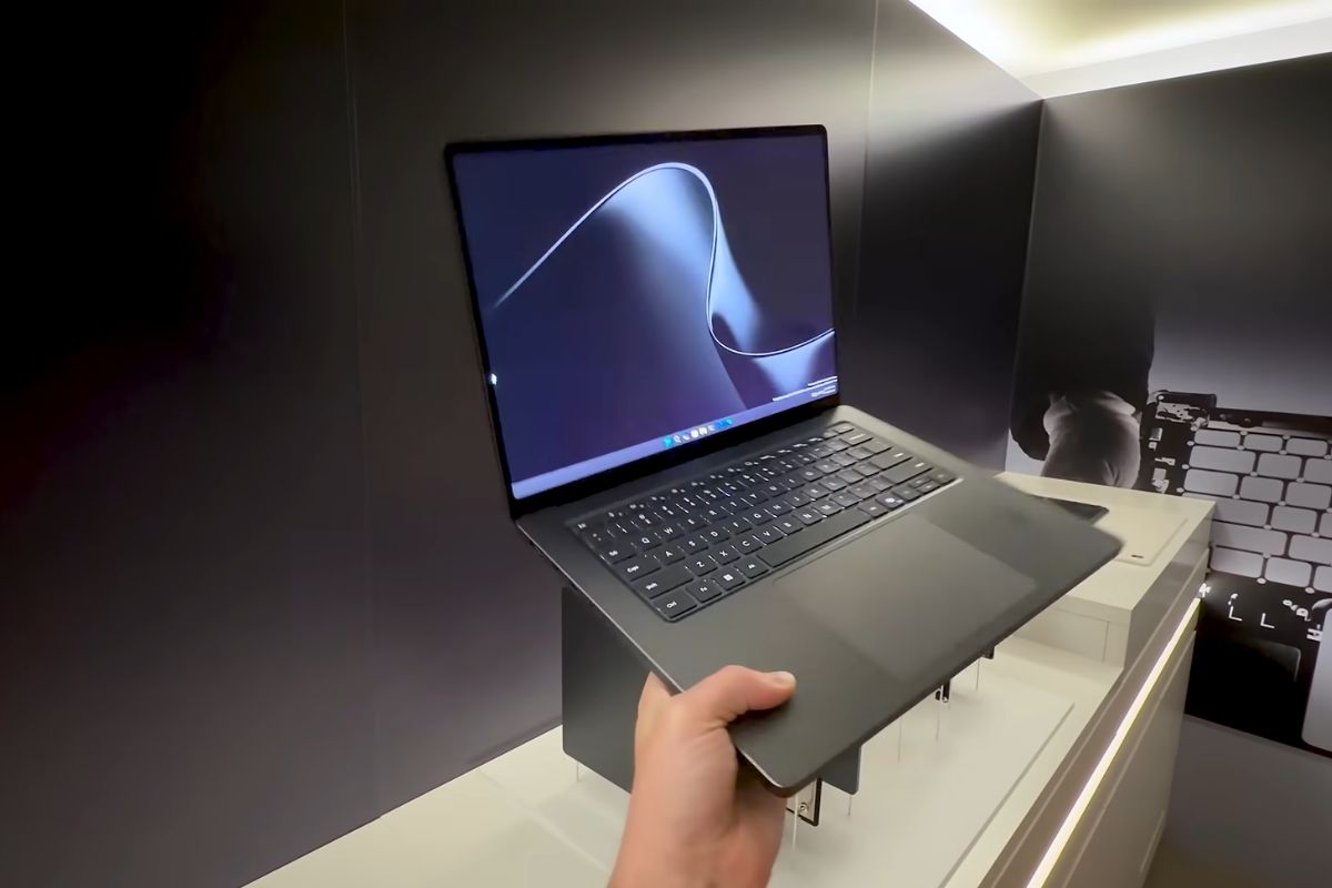 Touchpad với kích thước lớn hơn so với bản tiền nhiệm