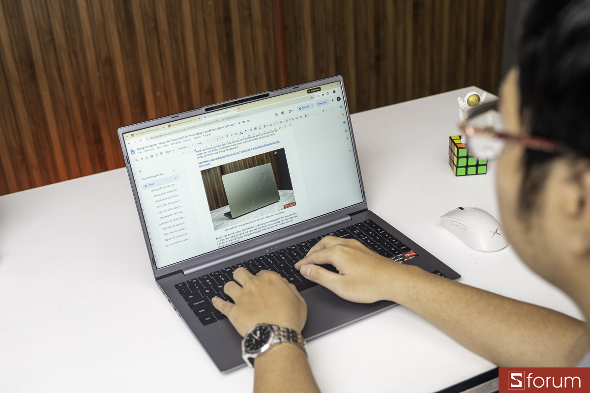 Màn hình 15.6 inch với không gian hiển thị rộng rãi