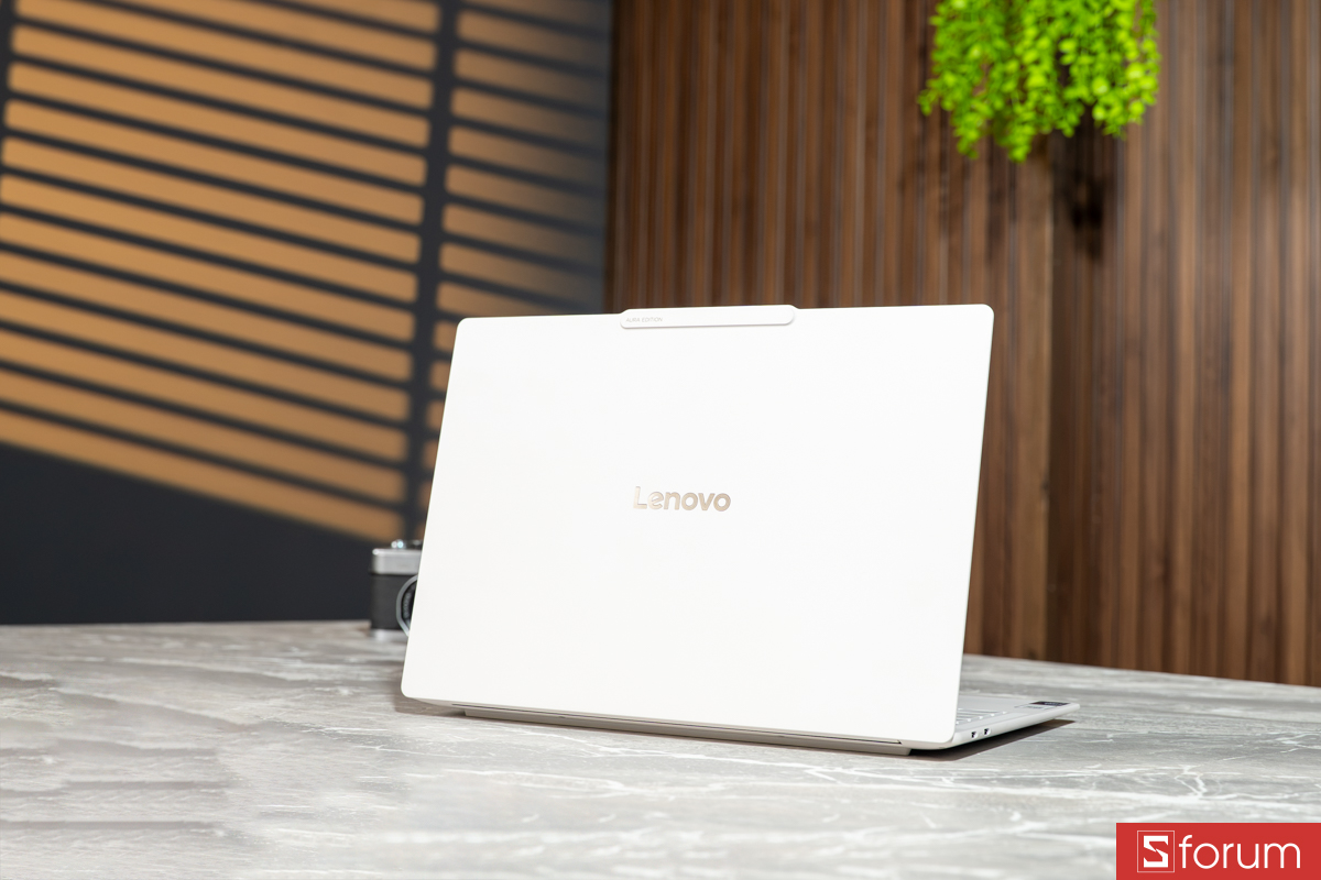 Mặt lưng Lenovo Yoga Slim 7 Ultra