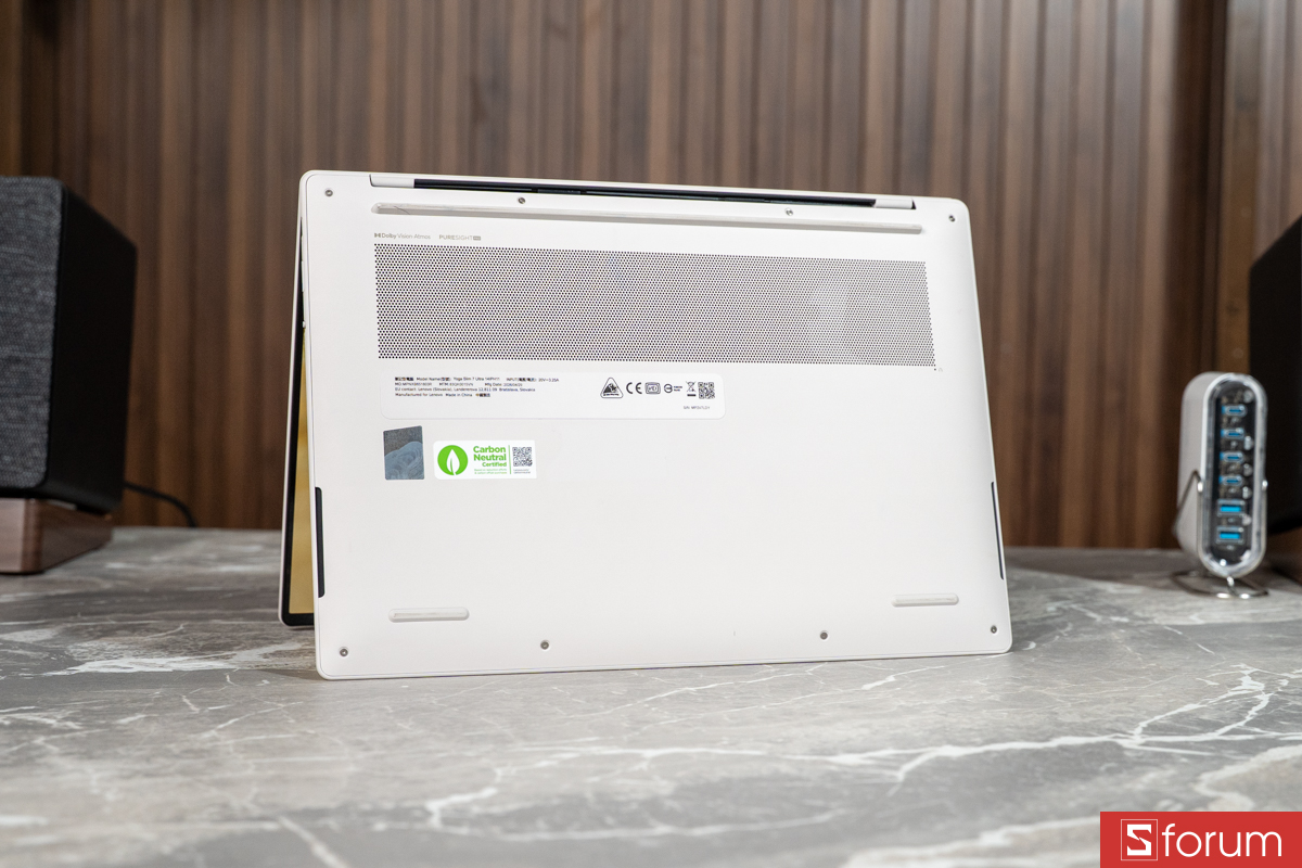 Mặt đáy Lenovo Yoga Slim 7 Ultra