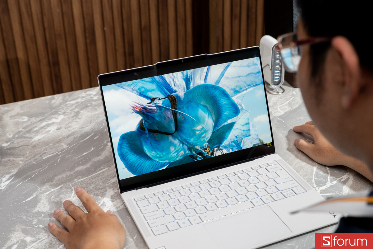 Độ phủ màu DCI-P3 với dải màu rộng và khả năng tái tạo màu sắc sống động