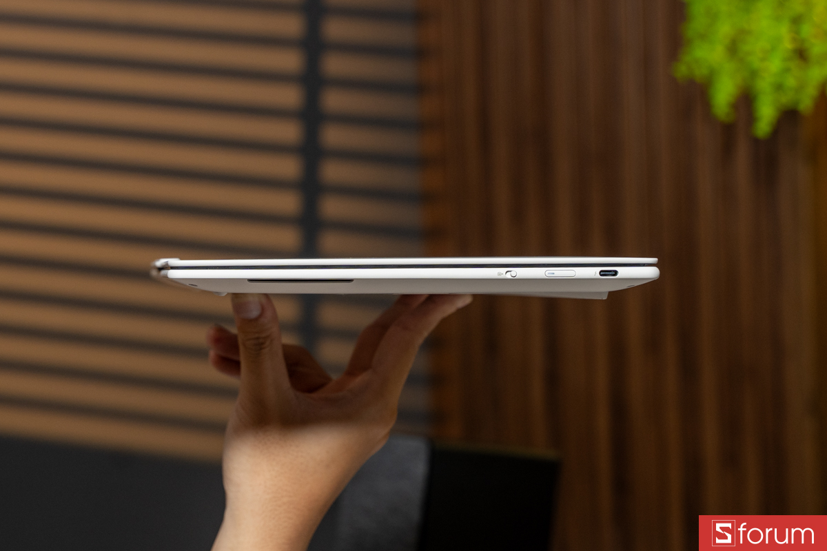 Cạnh phải Lenovo Yoga Slim 7 Ultra