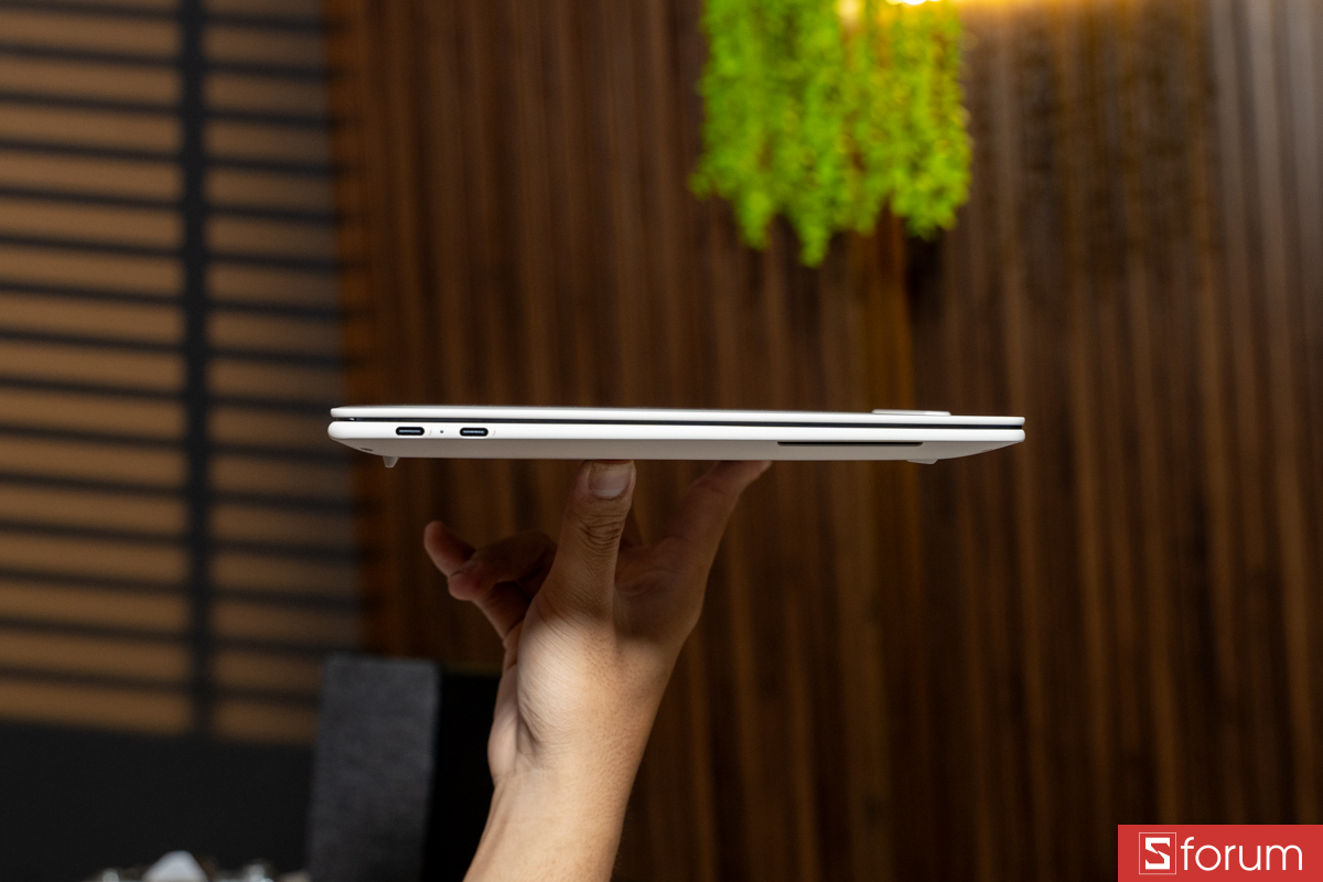 Cạnh trái Lenovo Yoga Slim 7 Ultra