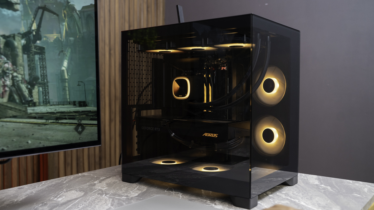 Trên tay PC GIGABYTE Stealth: "Đặc vụ đen" giấu dây, combo Ryzen 7 7800X3D và RTX 5060 Ti 16GB chiến mượt game 2K