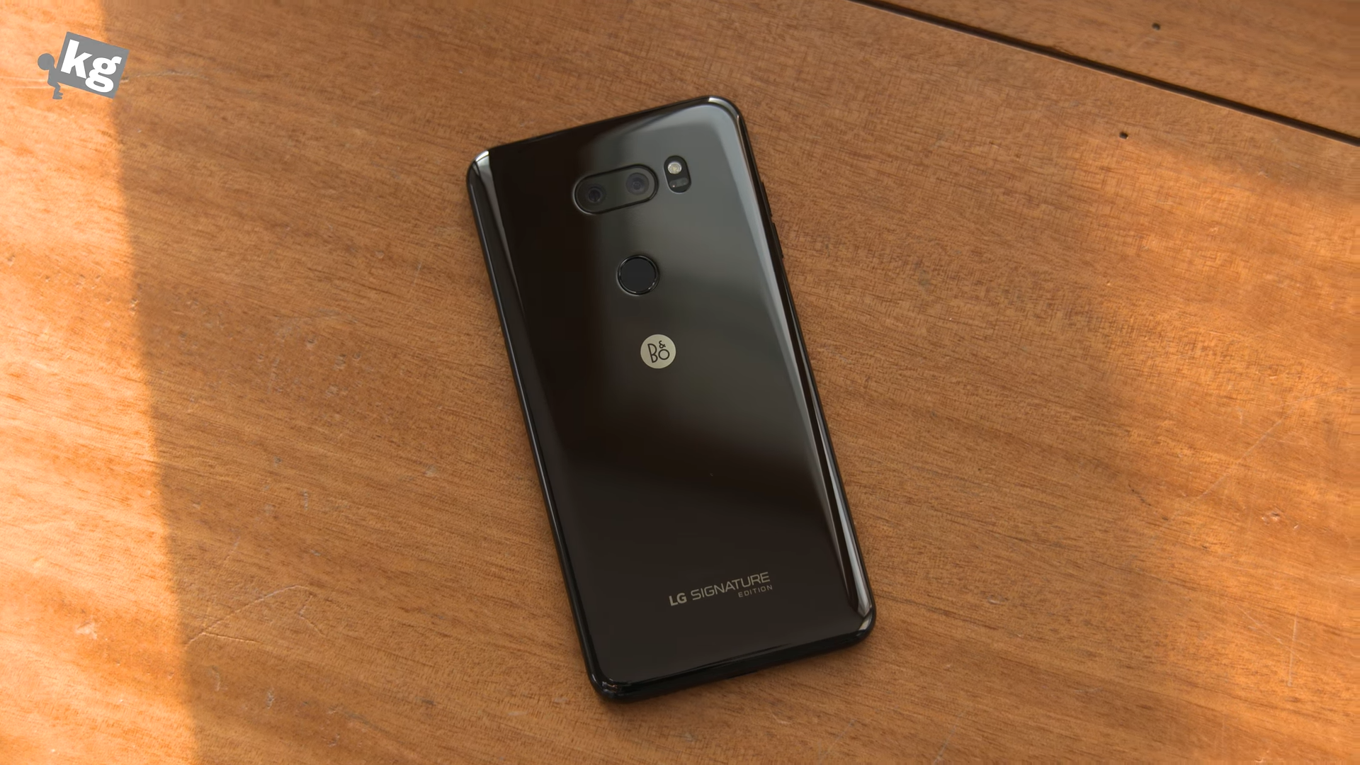 Mở hộp V30 Signature Edition: Smartphone giá 2000 USD của LG