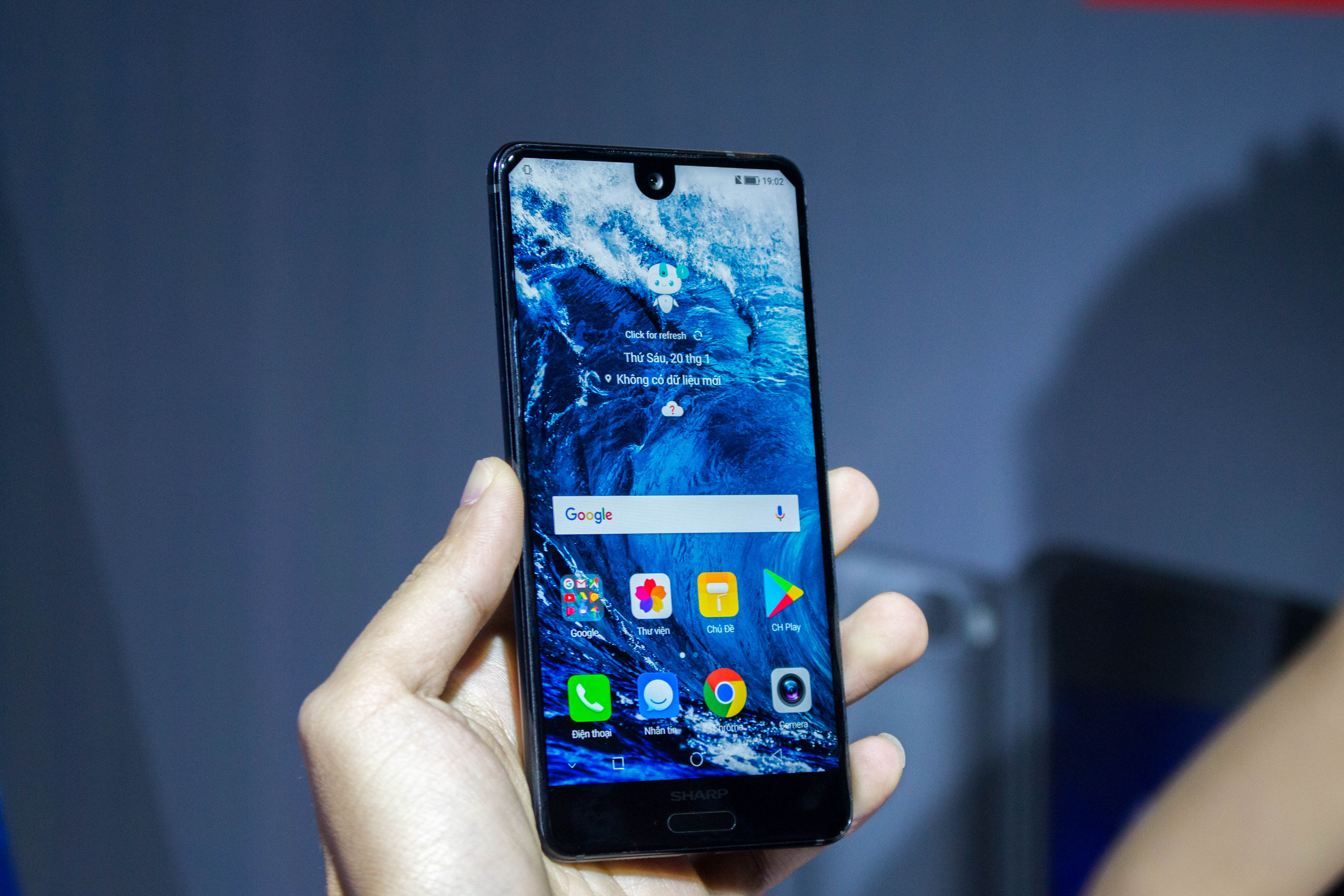 Trên tay Sharp Aquos S2 tại VN: Màn hình tràn viền, Snapdragon 630, camera kép xóa phông, giá 6.99 triệu