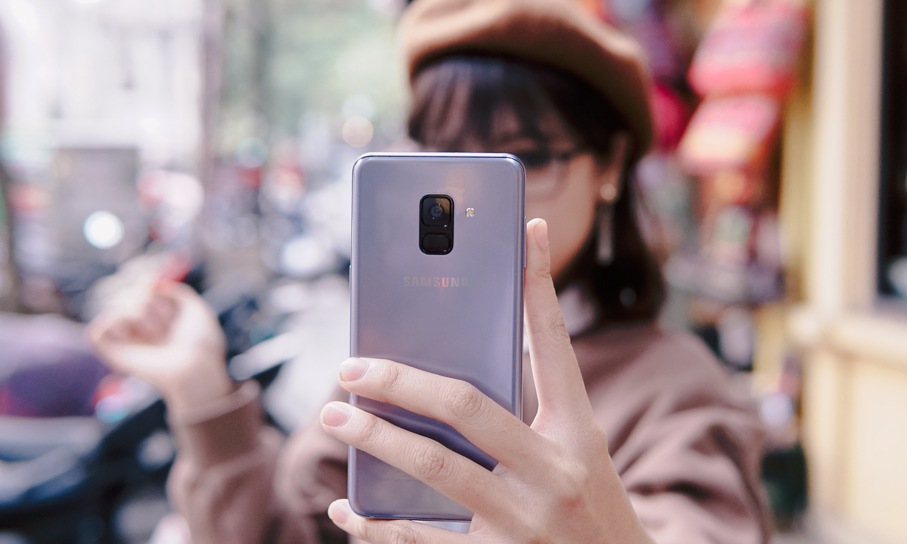 Dạo phố mùa đông cùng Galaxy A8 màu tím bạc