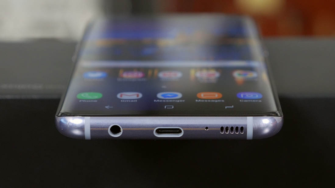 Ơn giời, Galaxy S9 vẫn có jack cắm tai nghe 3.5mm!