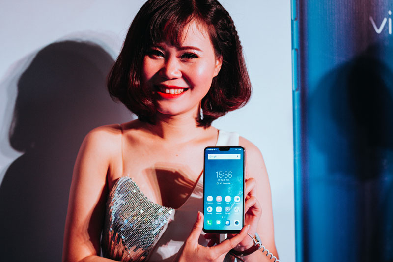 Vivo V9 chính thức ra mắt: Màn hình tai thỏ, camera selfie 24MP, tràn ngập AI, giá 8 triệu đồng
