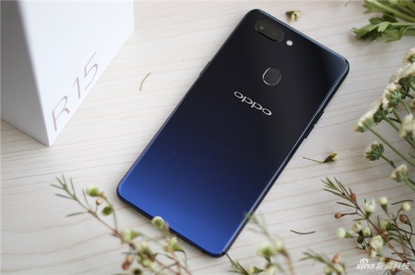 Trên tay Oppo R15: Màn hình tai thỏ, thiết kế kính bóng loáng, màu Tím mới tuyệt đẹp