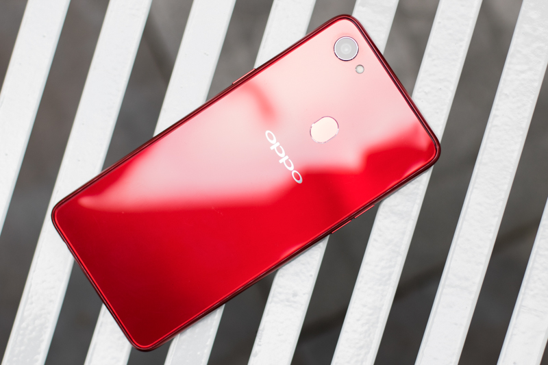 Trên tay Oppo F7 phiên bản Sunrise Red: Sắc đỏ quyến rũ, thu hút mọi ánh nhìn