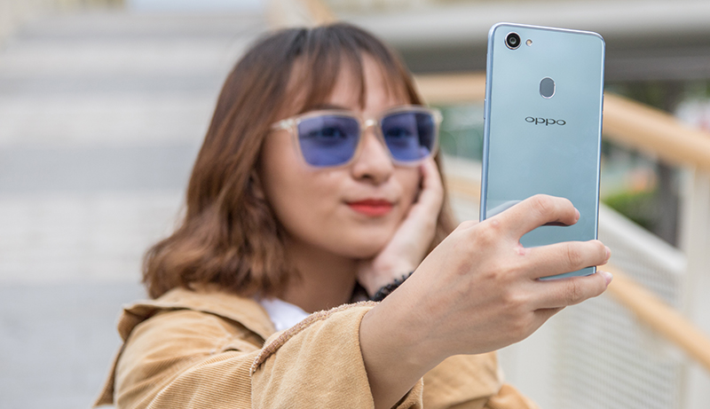 Trên tay Oppo F7: Màn hình tai thỏ, mặt lưng bằng nhựa giả kính, viền màn hình mỏng, camera selfie AI 25MP