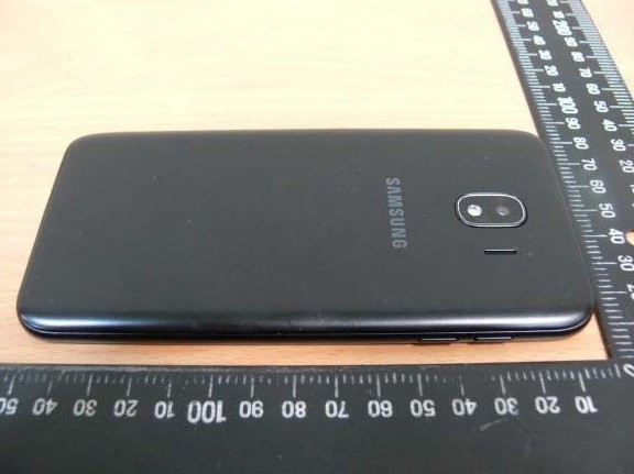 Lộ diện ảnh thực tế của Samsung Galaxy J4: Thiết kế nhựa, mặt lưng có thể tháo rời