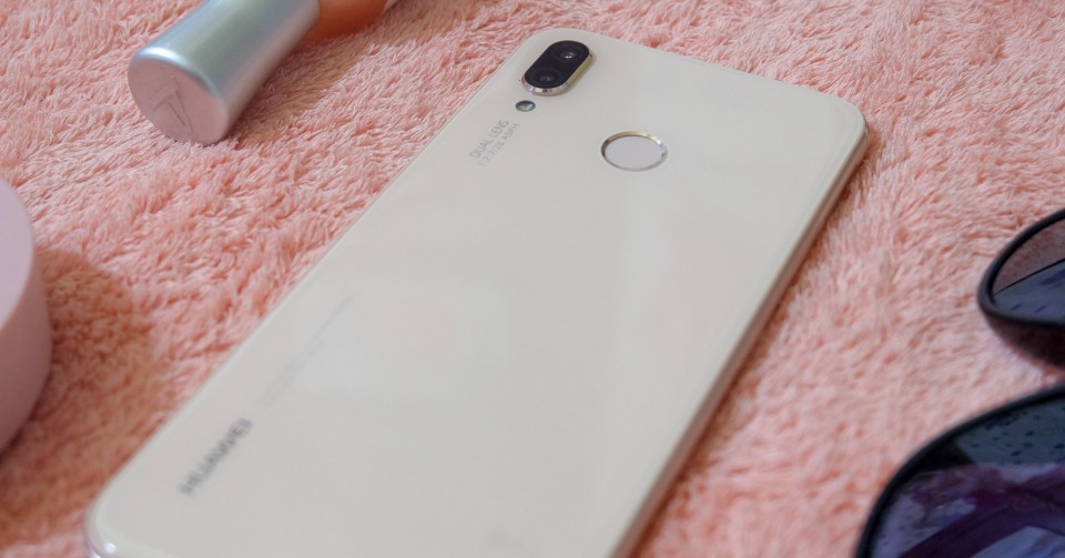 Trên tay Huawei Nova 3e phiên bản Sakura Pink: Sự hòa hợp tuyệt vời giữa mặt lưng kính và sắc hồng phấn quyến rũ