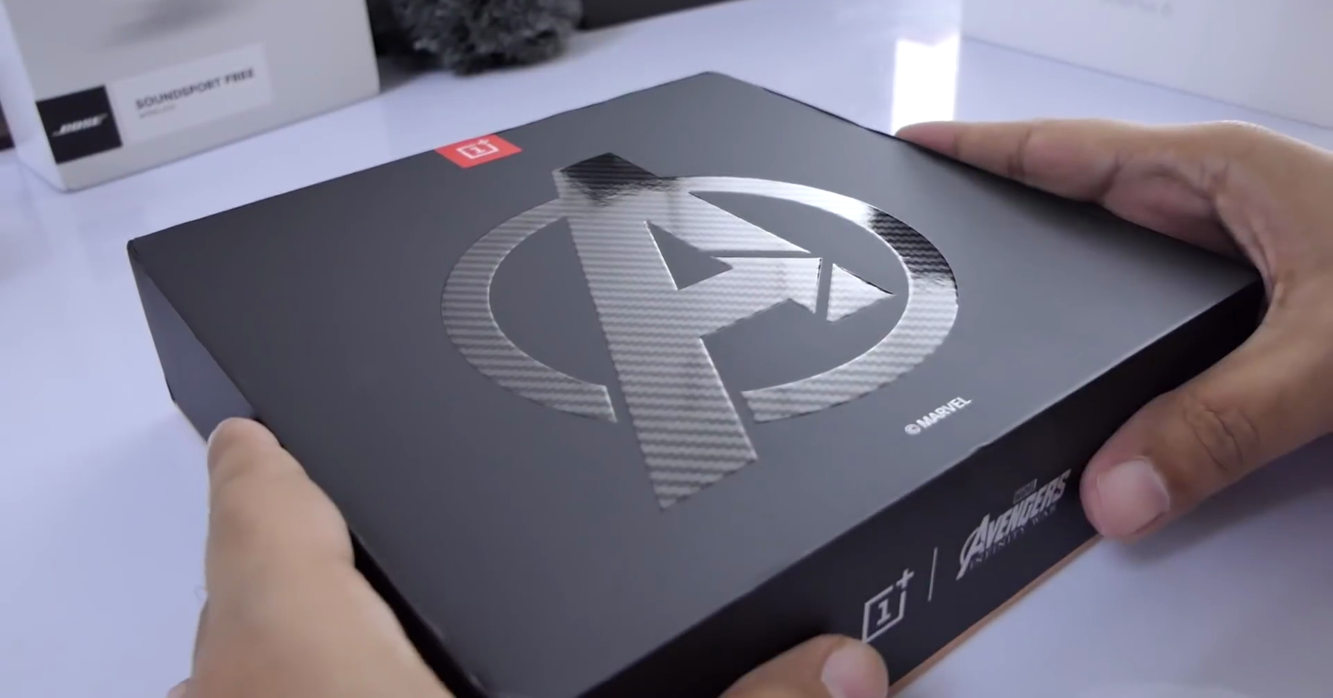 Mở hộp OnePlus 6 phiên bản đặc biệt Avengers Infinity War, giá 15.07 triệu đồng
