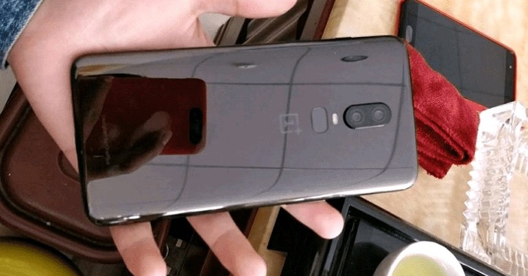 OnePlus 6 thêm ảnh trên tay: Màn hình "tai thỏ", mặt lưng kính, vị trí camera được đặt lại