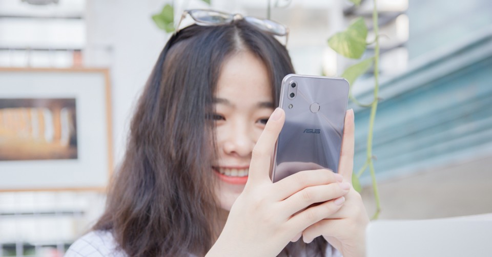 Trên tay ASUS ZenFone 5: Màn hình tràn đỉnh, mặt lưng kính óng ánh, camera kép góc rộng, sắp ra mắt tại VN