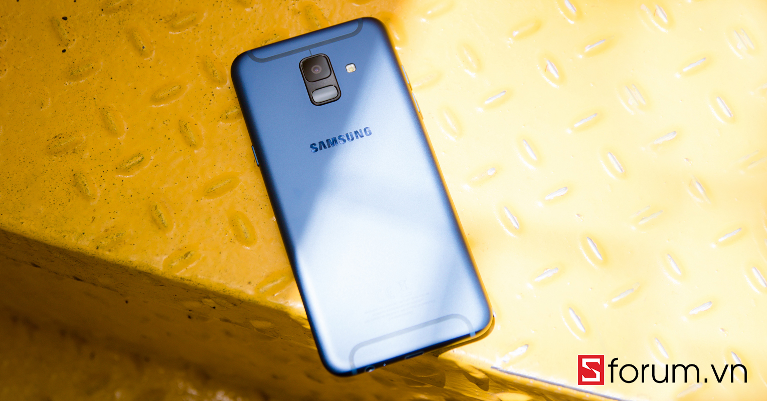 Trên tay Galaxy A6 2018: Thiết kế kim loại nhỏ gọn, màu xanh mới đẹp mắt