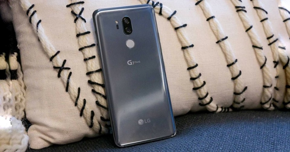 LG G7 ThinQ lộ ảnh trên tay trước giờ G: Màn hình tai thỏ, camera kép, mặt lưng kính bóng loáng