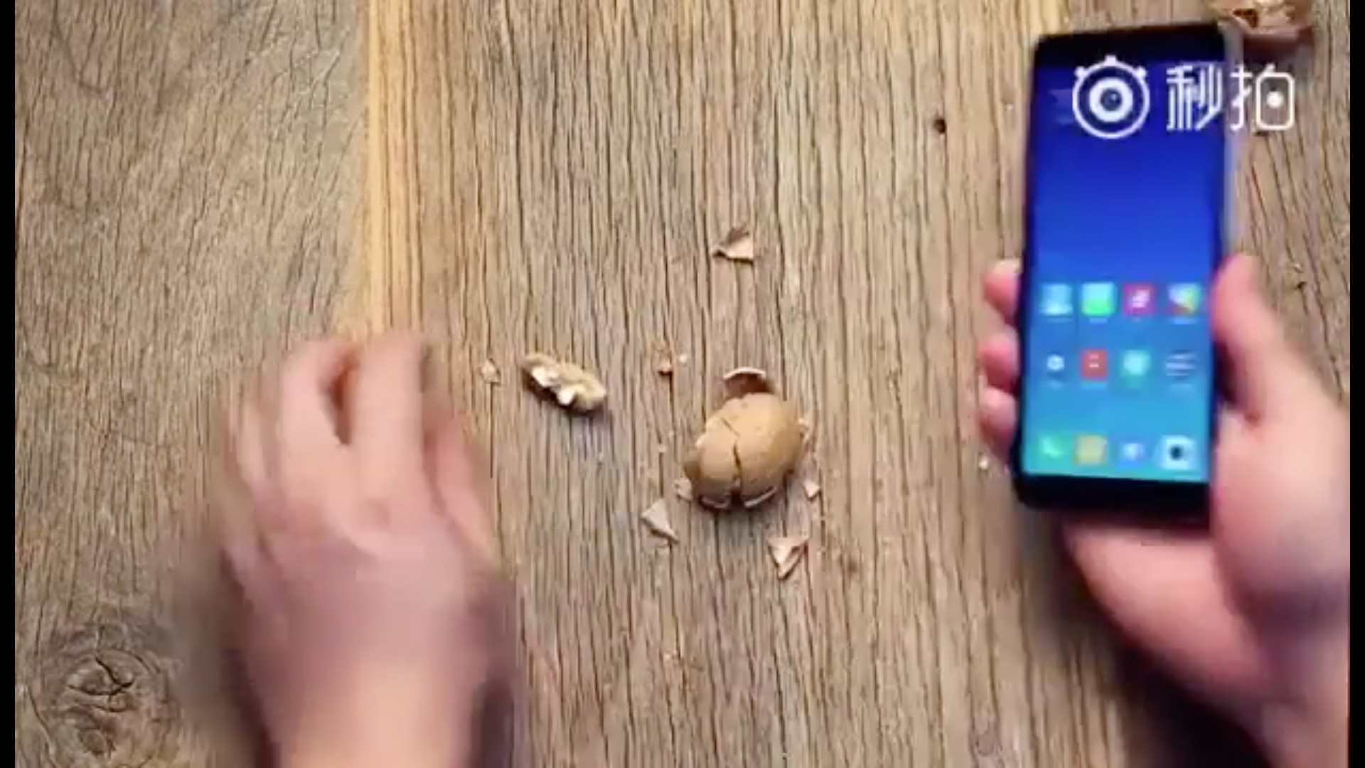 Xiaomi tung video dùng Redmi 6 đập nát quả óc chó nhằm chứng tỏ độ bền