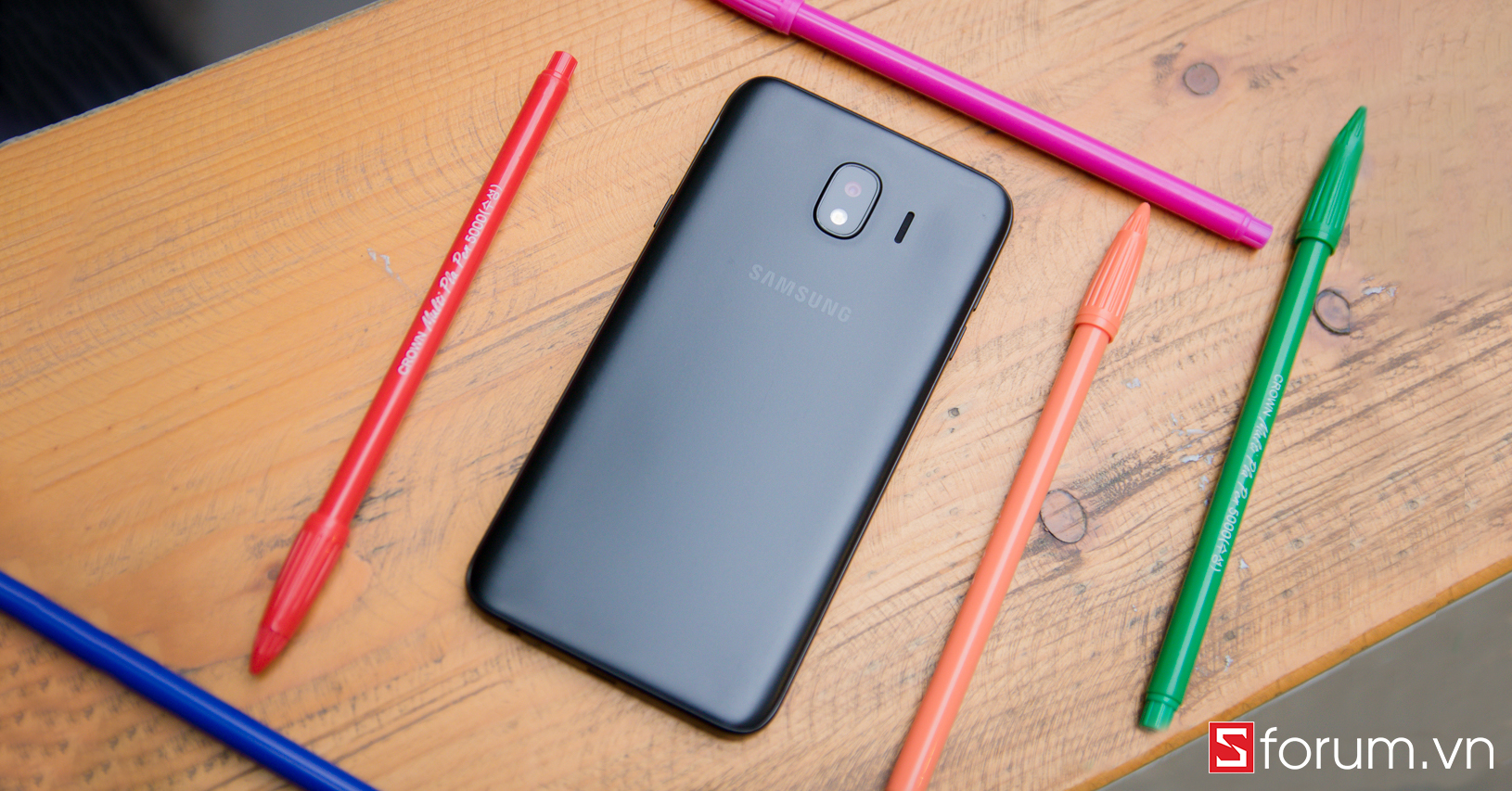 Trên tay Galaxy J4: Thiết kế cổ điển, nhỏ gọn và thanh thoát